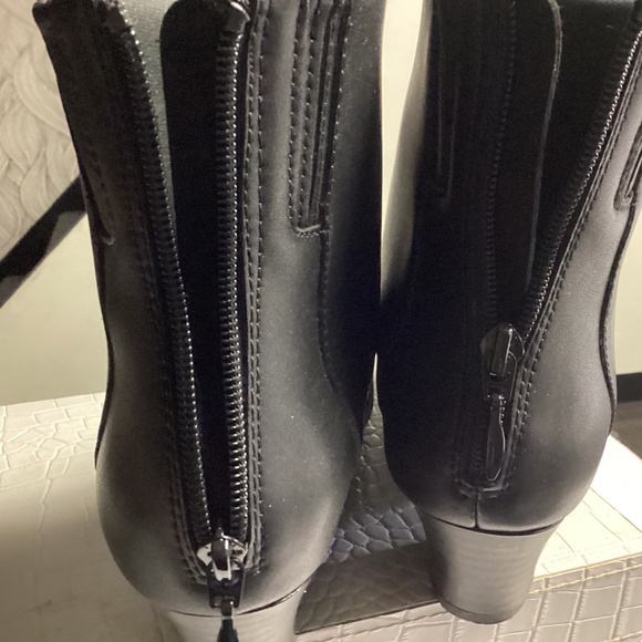 Clarks BLACK Leather Boots Size 8/1/2 chunk small heel zippers - Picture 2 of 6